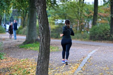 Hamburg, Almanya 'da bir parkta kadın koşucu