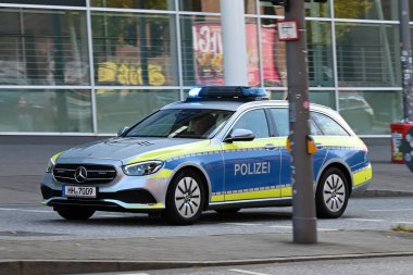 Hamburg 'da bir polis aracı operasyon yolunda.