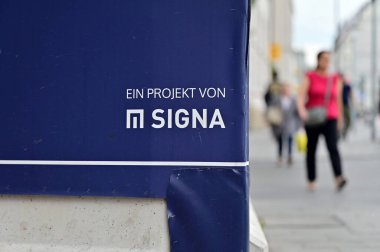 Münih, Almanya - 06 23 2023 - Münih 'teki Karstadt binasının şantiyesinde iflas eden emlak şirketi Signa' nın imzası