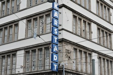 Münih, Almanya - 06 23 2023 - Münih 'teki Karstadt binasının şantiyesinde iflas eden emlak şirketi Signa' nın imzası