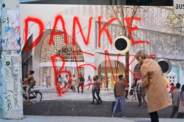 Viyana, Avusturya - 12: 29 2023 - Viyana 'daki Mariahilfer Strae' de lüks mağazası 