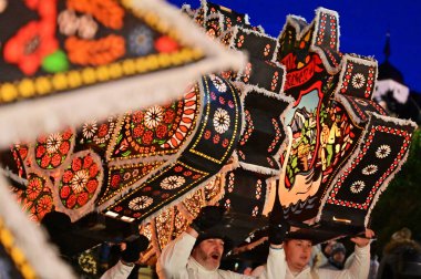 Traunkirchen, Avusturya - 01 05 2024 - Traunkirchen 'deki Gloecklerlauf, Salzkammergut' taki Avrupa Kültür Başkenti 'nin açılışı - The Gloecklerlauf Traunsee Gölü çevresinde eski bir gelenektir; erkekler ve kadınlar muhteşem şapkalar giyer.