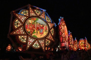 Ebensee, Avusturya - 01 05 2024 - Ebensee 'deki Gloecklerlauf, Salzkammergut' taki Avrupa Kültür Başkenti 'nin açılışı - Gloecklerlauf, Traunsee Gölü' nün çevresinde eski bir gelenektir.
