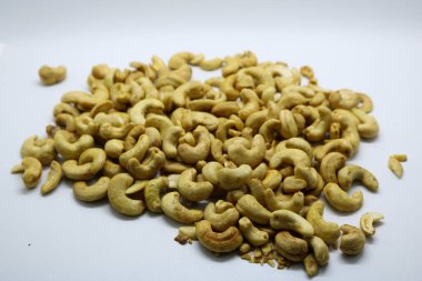 Beyaz arka planda izole edilmiş kavrulmuş kaju fıstığı..