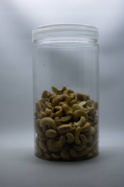 Beyaz arka planda izole edilmiş kavrulmuş kaju fıstığı..