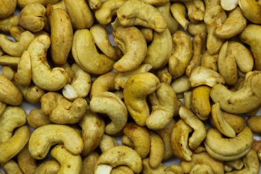 Beyaz arka planda izole edilmiş kavrulmuş kaju fıstığı..