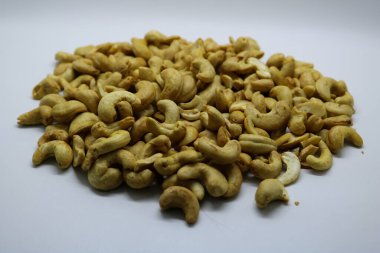 Beyaz arka planda izole edilmiş kavrulmuş kaju fıstığı..