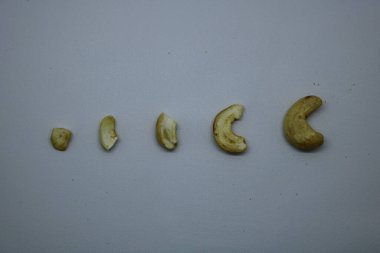 Beyaz arka planda izole edilmiş kavrulmuş kaju fıstığı..