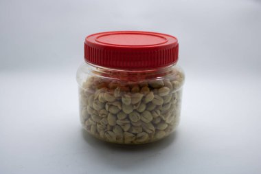 Lezzetli fıstıklar izole edilmiş beyaz arka plan.