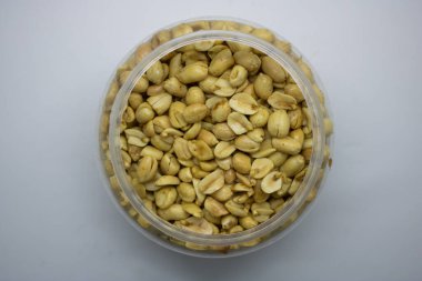 Lezzetli fıstıklar izole edilmiş beyaz arka plan.