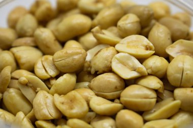 Lezzetli fıstıklar izole edilmiş beyaz arka plan.