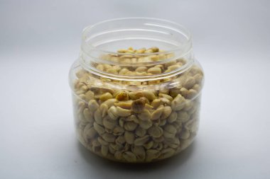 Lezzetli fıstıklar izole edilmiş beyaz arka plan.