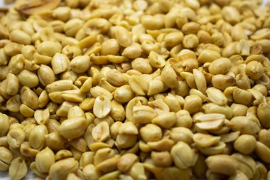 Lezzetli fıstıklar izole edilmiş beyaz arka plan.