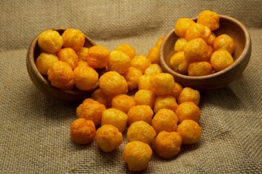 Peynir aromalı Puff 'lar veya toplar yakın plan, ahşap kasede servis edilir.