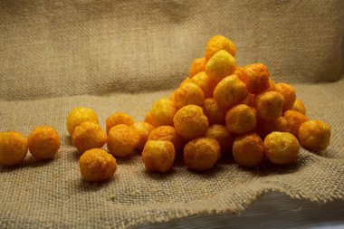 Peynir aromalı Puff 'lar veya toplar yakın plan, ahşap kasede servis edilir.