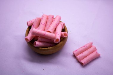 tatlı Wafer Krem Rolls menekşe arka planda izole