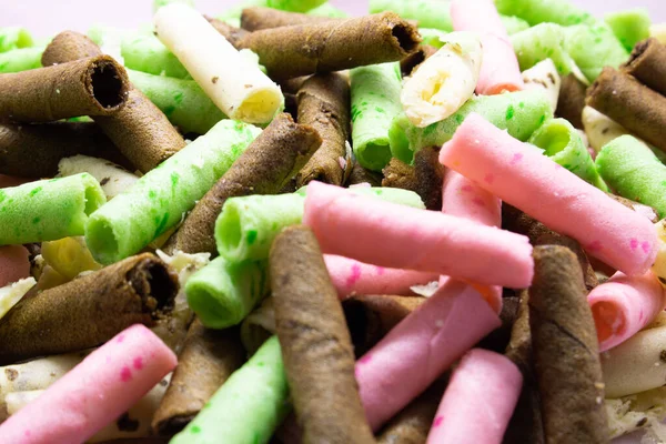 tatlı Wafer Krem Rolls menekşe arka planda izole