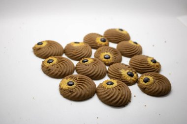 Çikolata parçalı tatlı kekler, izole edilmiş beyaz arka plan.