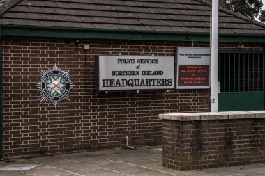Belfast City, Co Antrim, Kuzey İrlanda, 17 Şubat 2023. PSNI Genel Merkezi sokak tabelalarının görüntüsü