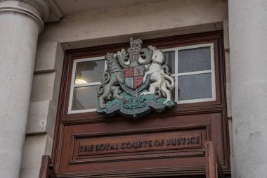 Belfast City, Co Antrim, Kuzey İrlanda, 17 Şubat 2023. Kraliyet Adalet Divanı 'na giriş kapısı Crest' le