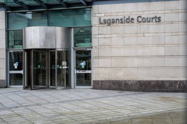 Belfast City, Co Antrim, Kuzey İrlanda, 17 Şubat 2023. PSNI Genel Merkezi sokak tabelalarının görüntüsü