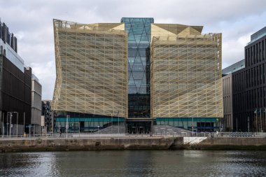 Dublin Rıhtımı, Dublin 1 İrlanda 29 Mart 2023. Liffey Nehri üzerinde İrlanda Merkez Bankası Ofisi.