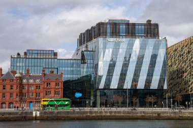 Dublin Rıhtımı, Dublin 1, İrlanda, 29 Mart 2023. Satış Gücü Kulesi Dublin Cam Ofis Bloğu Liffey nehrine bakan