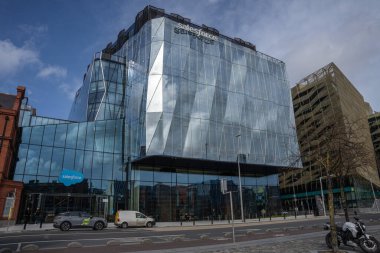 Dublin Rıhtımı, Dublin 1, İrlanda, 29 Mart 2023. Satış Gücü Kulesi Dublin Cam Ofis Bloğu 