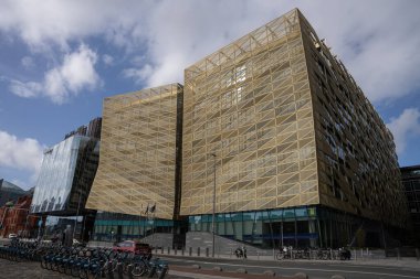 Dublin Rıhtımı, Dublin 1, İrlanda, 29 Mart 2023. İrlanda Merkez Bankası Liffey Nehri 'ne bakan binanın önünde Dublin bisikletli bir bina.