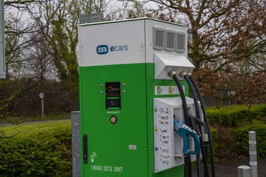 Lusk, Dublin Bölgesi, İrlanda, 29 Mart 2023. Otoparkta elektrikli ve hibrit araçlar için ESB E şarj noktası