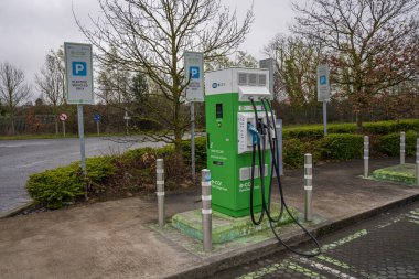 Lusk, Dublin Bölgesi, İrlanda, 29 Mart 2023. Otoparkta elektrik ve hibrit araçlar için ESB E şarj noktası