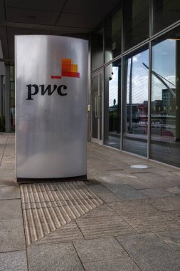 Dublin Rıhtımı, Dublin 1, İrlanda, 29 Mart 2023. PWC Kule Ofisi binanın önündeki PWC işaretini engelledi