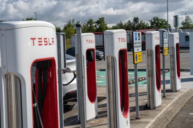 Castlebellingham, County Louth, İrlanda, 26 Haziran 2023. Tesla Supercharger elektrikli araçlar için park yerinde şarj noktası