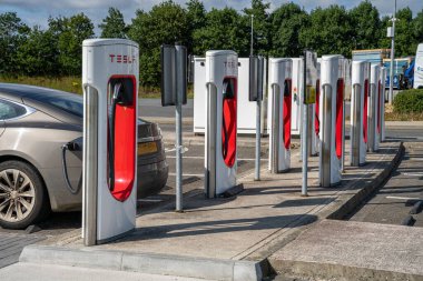 Castlebellingham, County Louth, İrlanda, 26 Haziran 2023. Tesla Supercharger elektrikli araç için park yerinde şarj noktası