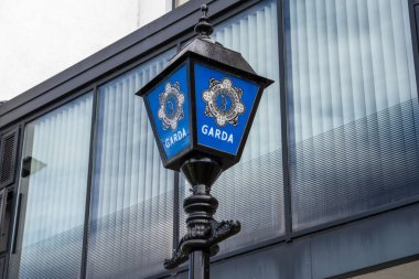 Mullingar County Westmeath, İrlanda, 11 Temmuz 2023, Mullingar Garda İstasyonu Garda İmza