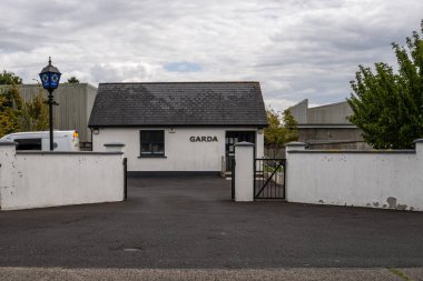 Carbury County Kildare, İrlanda, 19 Temmuz 2023. Carbury Garda İstasyonu ön görünümü