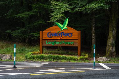 CenterParcs, Ballymaho, County Longford, İrlanda, 13 Eylül 2023. Longford CenterParcs Ormanı girişinde imza