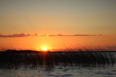 Gölün üzerinde güzel bir gün batımı
