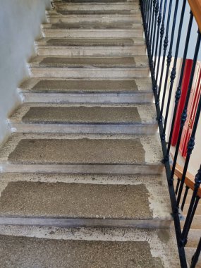 Çürümüş beton basamaklar, zarif demir korkuluklar, zıt dokular ve biraz nostalji içeren eski bir merdiven. Mimarlık, tarih ve klasik iç mekan temaları için ideal.