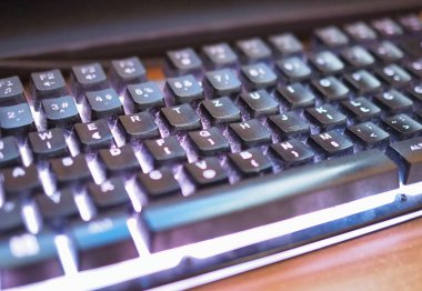 Tozlu bir bilgisayar klavyesinin detaylı yakın plan fotoğrafı. Anahtarlar, klavye yüzeyinin dokusunu ve ayrıntılarını vurgulayarak, günlük kullanım ve teknoloji hissini aktarmaktadır. OLYMPUS DIGITAL CAMERA