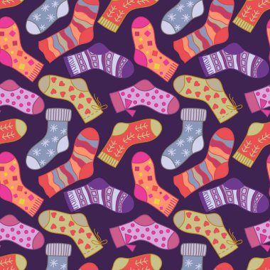 Mor arka planda çorap izi yok. Farklı desen ve renkte çizik çoraplar. Tekstil, ambalaj kağıdı, ambalaj için.