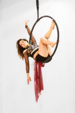 Kadın, Latin Amerikalı, Hava Gösterimi, Şehir Sirki, Yetenek ve Güç, Takdir, Akrobatik Performans, Hava Egzersizi