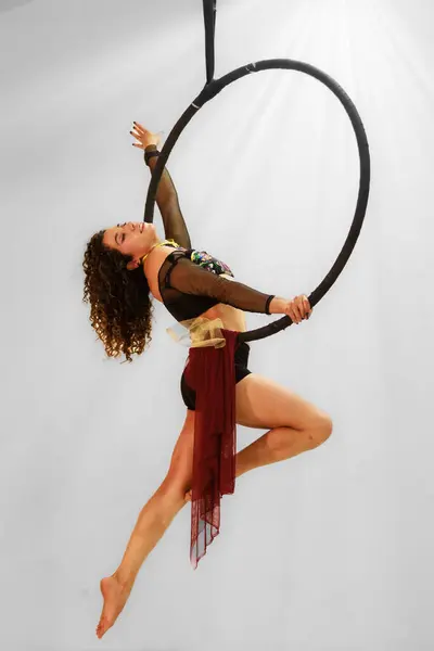Woman Latin American Aerial Display Urban Circus Skill Power Admiration — Stock Photo, Image