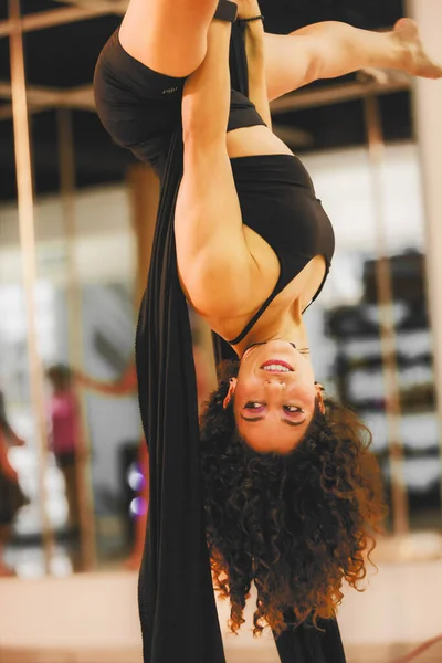 Woman Latin American Aerial Display Urban Circus Skill Power Admiration — Stock Photo, Image