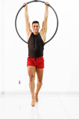 Meksikalı bir adam tek başına havadan jimnastik yapar. Dinamik hareketlerde mükemmellik ve yoğunluk gösterir.