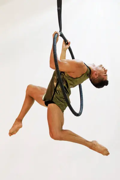 Solo Aerial Gymnastics Mexican Man Cirque Inspired Routine Exhibits Strength — Stock Photo, Image
