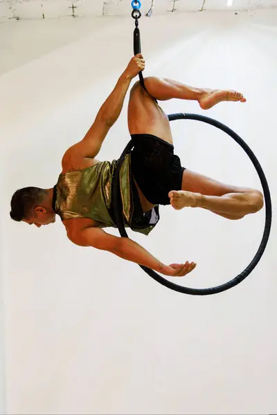 Solo Cirque Style Setting Male Gymnast Mexico Engages Dynamic Movements — Stock Photo, Image