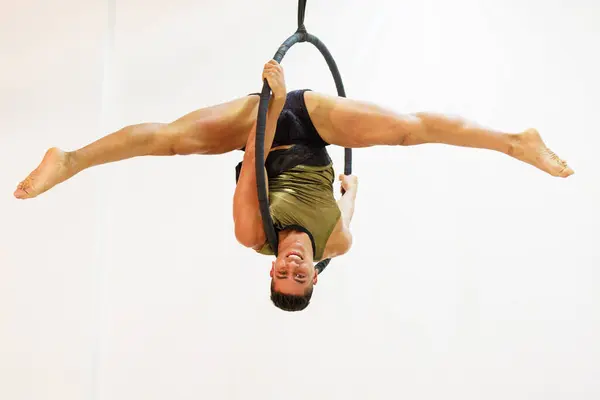 Engaged Cirque Inspired Aerial Gymnastics Routine Mexican Man Exhibits Strength — Stock Photo, Image