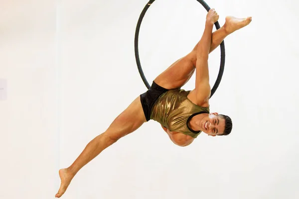 Mexican Gymnast Solo Aerial Ring Exercise Demonstrating Athleticism Balance Creating — Stock Photo, Image