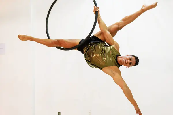 Cirque Style Performance Mexican Gymnast Aerial Ring Evokes Intensity Artistry — Stock Photo, Image